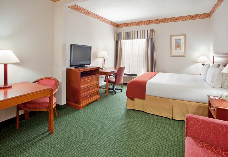 Holiday Inn Express & Suites Batesville (Batesville, AR): What to Know