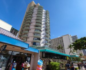 does aston waikiki circle hotel have a pool