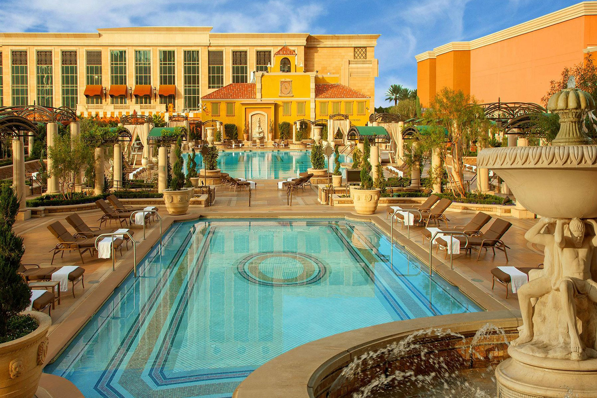 7 BEST FAMILY HOTELS in Las Vegas - Where To Stay with Kids