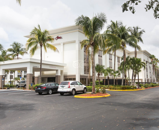 Hampton Inn Central Naples (Naples, FL): What to Know BEFORE You Bring ...