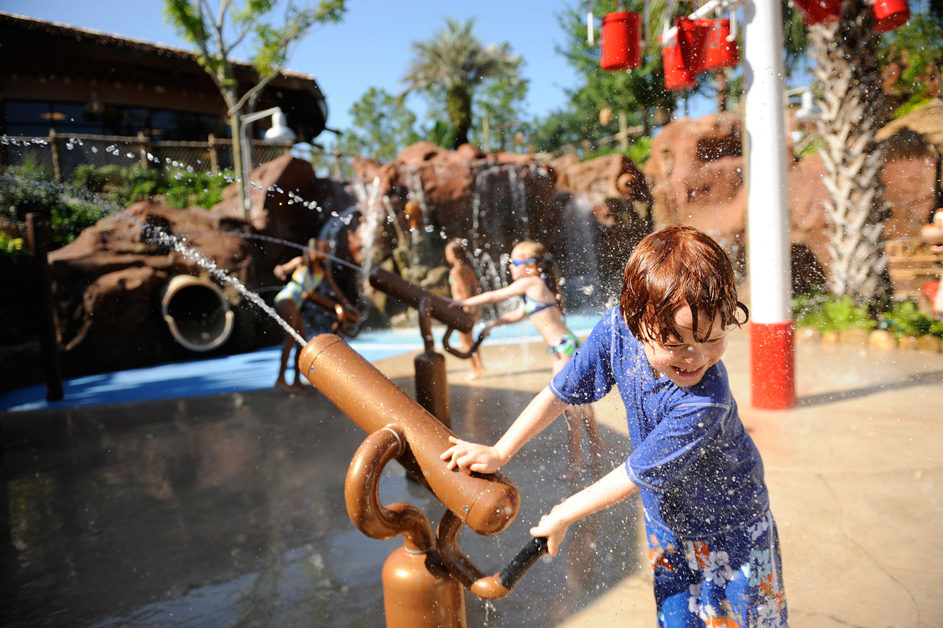 Kindje speelt in Splash Pad in Disney's Animal Kingdom Lodge; met dank aan Disney's Animal Kingdom Lodge; Courtesy of Disney