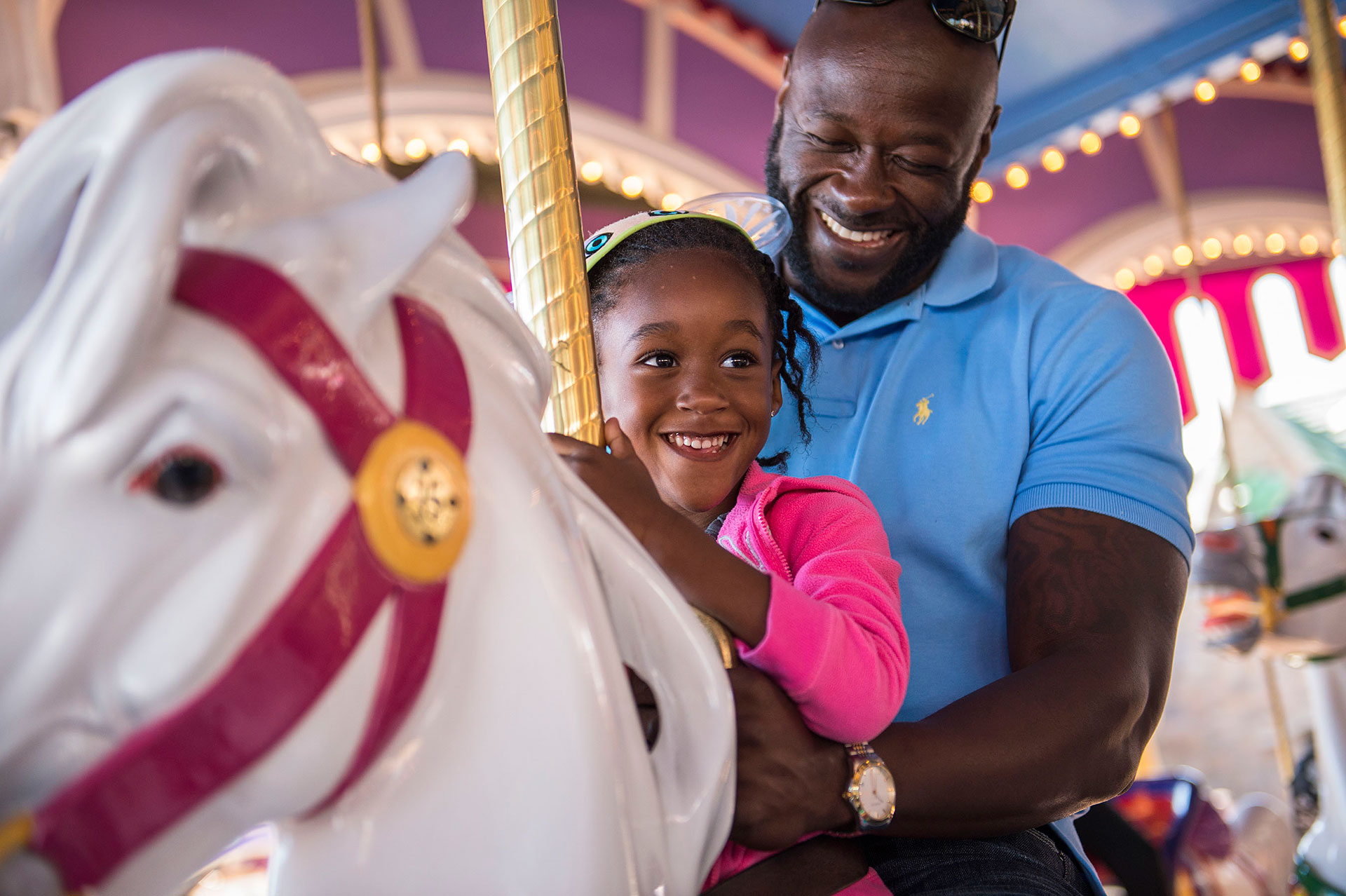 Vader en dochter op Disney World Carousel; met dank aan Disney